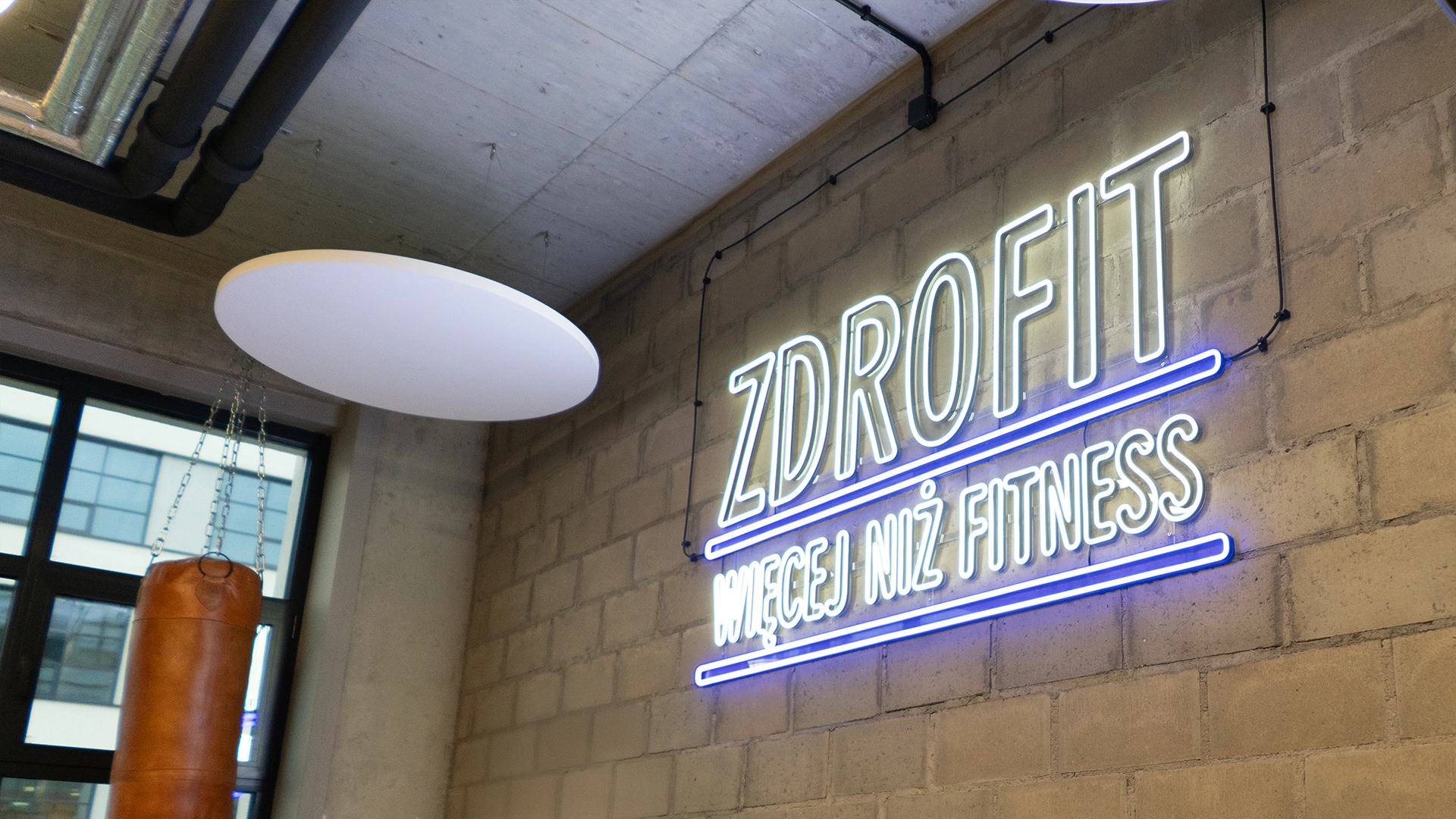 archiworks-zdrofit-pzo-warszawa-silownia-neon