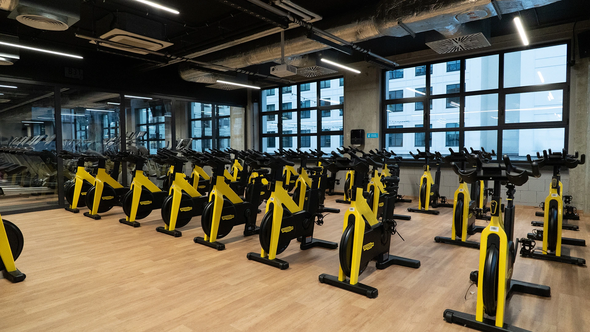 archiworks-zdrofit-pzo-warszawa-silownia-sala